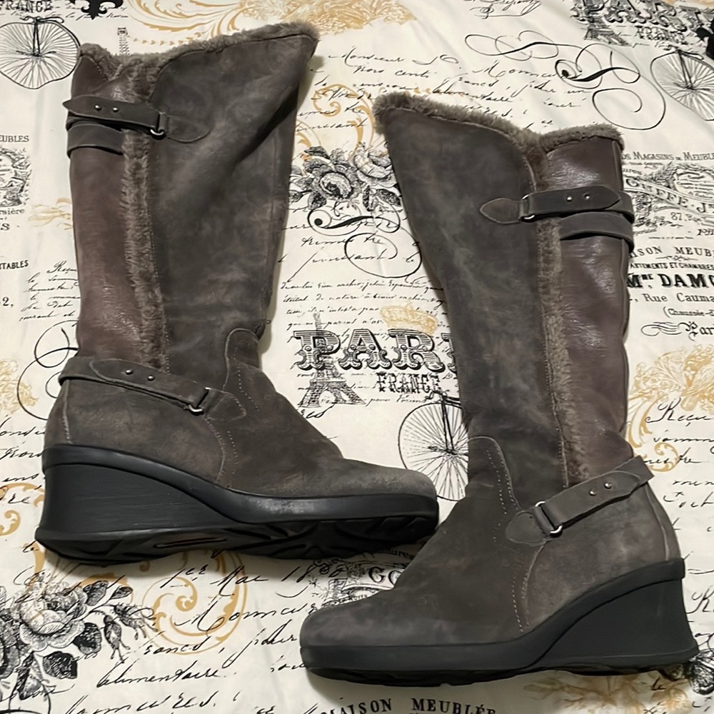 Dark grey bare trap boots